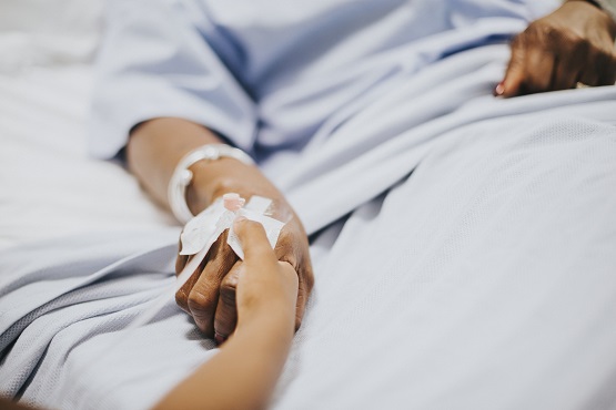 hija de la mano de su madre en el hospital2