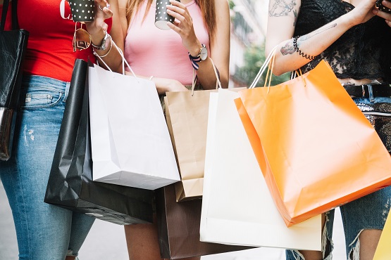 mujeres de cultivos con bolsas brillantes